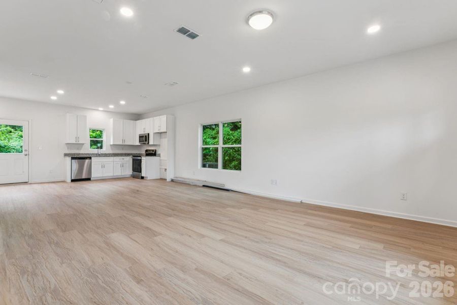 Spacious, unfurnished interior of a new home in , Gastonia (Image 9).