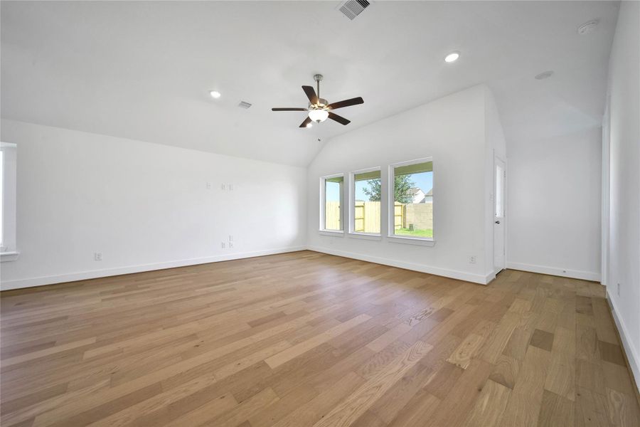 Spacious, unfurnished interior of a new home in , Rosharon (Image 25).