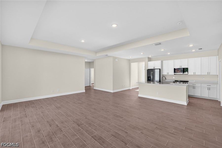 Spacious, unfurnished interior of a new home in Cape Coral, Cape Coral (Image 17).