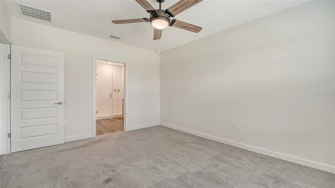 Spacious, unfurnished interior of a new home in Star Farms at Lakewood Ranch, Bradenton (Image 16).