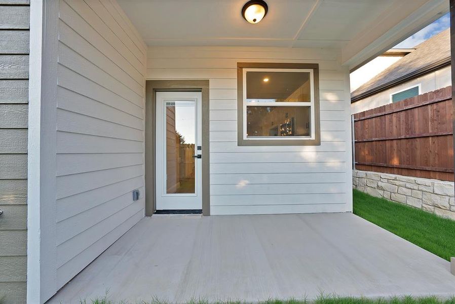 Exterior details and patio area of a home in , Granbury (Image 3).