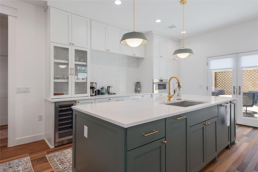 Handsome lighting bathes this room in great light. Handsome lighting bathes this room in great light.