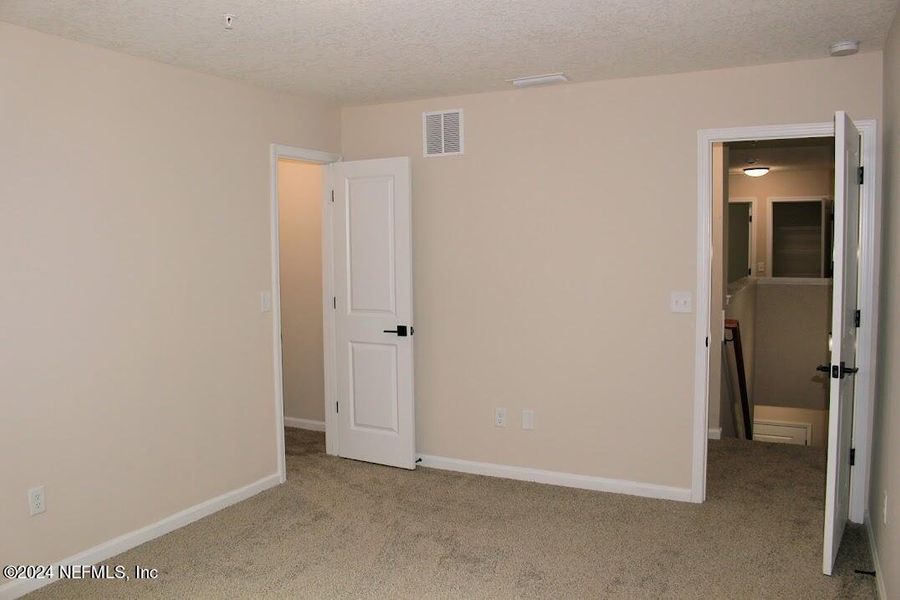 Spacious, unfurnished interior of a new home in , Middleburg (Image 26).
