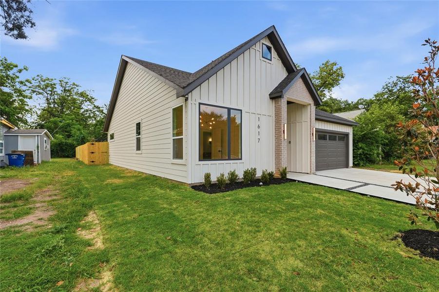Exterior details and patio area of a home in , Dallas (Image 4).