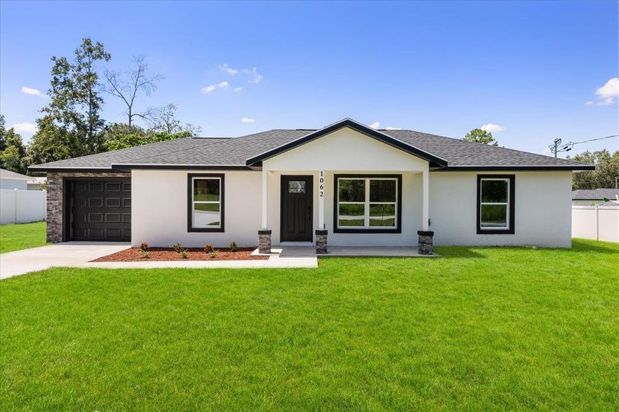 Exterior details and patio area of a home in , Dunnellon (Image 1).
