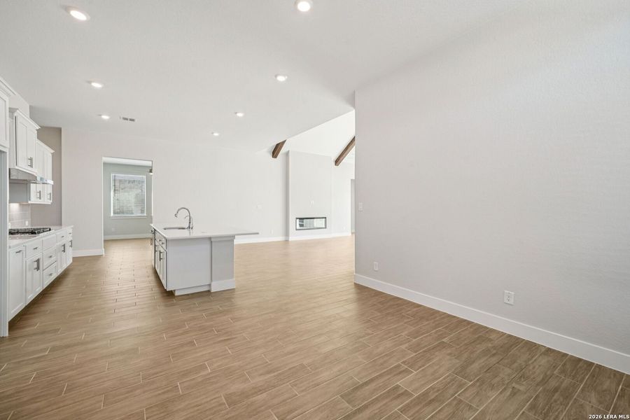 Spacious, unfurnished interior of a new home in Meyer Ranch, New Braunfels (Image 20).