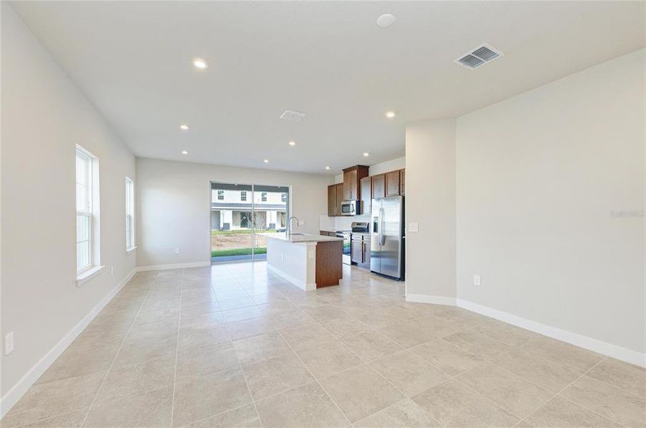 Spacious, unfurnished interior of a new home in , Bradenton (Image 27).