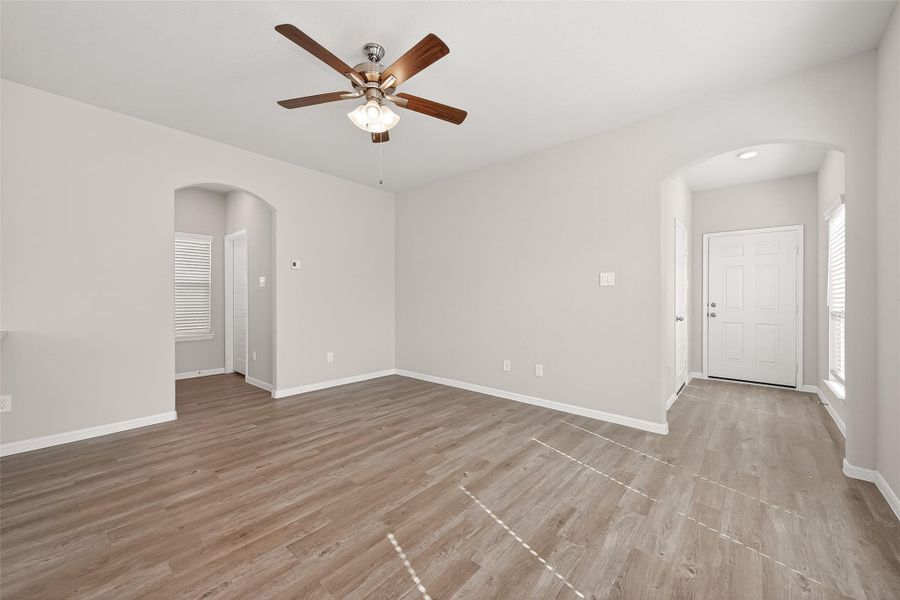 Spacious, unfurnished interior of a new home in Woodland Lakes, Houston (Image 17).