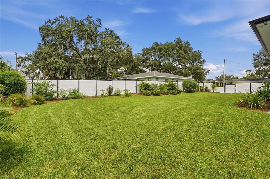 Exterior details and patio area of a home in , Winter Haven (Image 33).