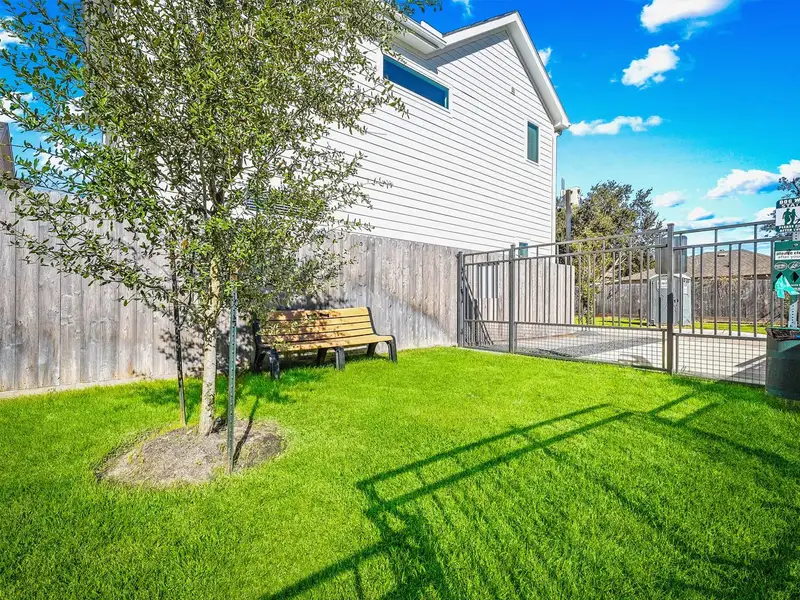 Exterior details and patio area of a home in Erin Park, Houston (Image 3).