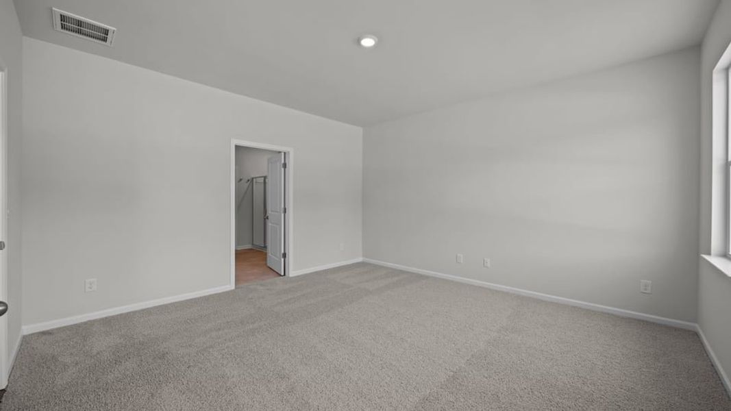 Spacious, unfurnished interior of a new home in East Ridge, Ayden (Image 18).