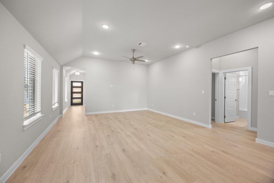 Spacious, unfurnished interior of a new home in Lakeside at Tessera, Lago Vista (Image 16).