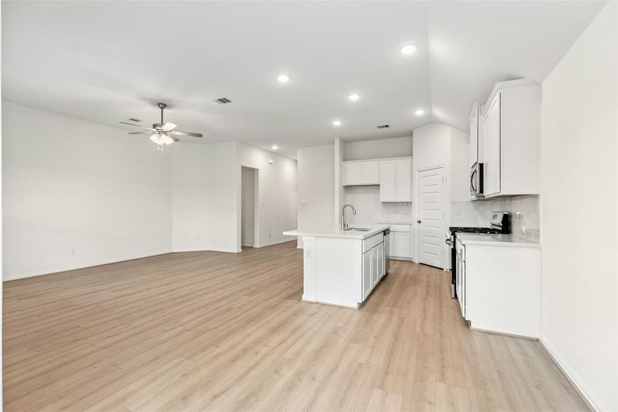 Spacious, unfurnished interior of a new home in Oakwood Estates, Waller (Image 21).