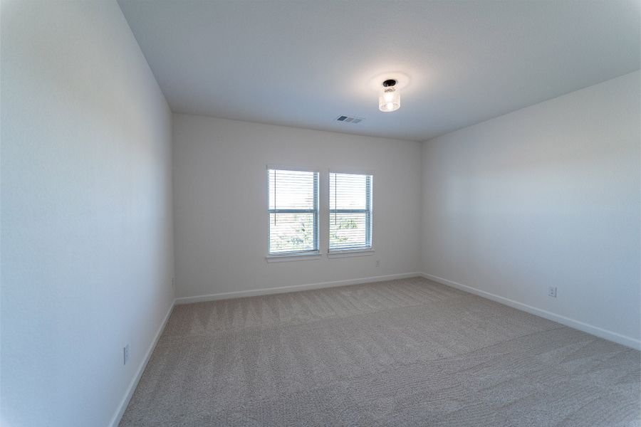 Spacious, unfurnished interior of a new home in Heath Golf & Yacht Club, Heath (Image 61).