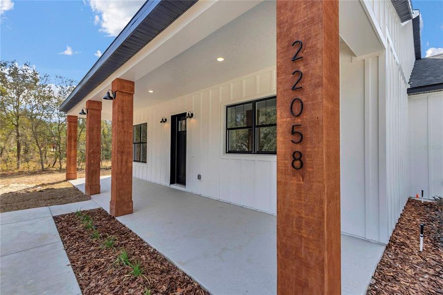 Exterior details and patio area of a home in , Dunnellon (Image 27).