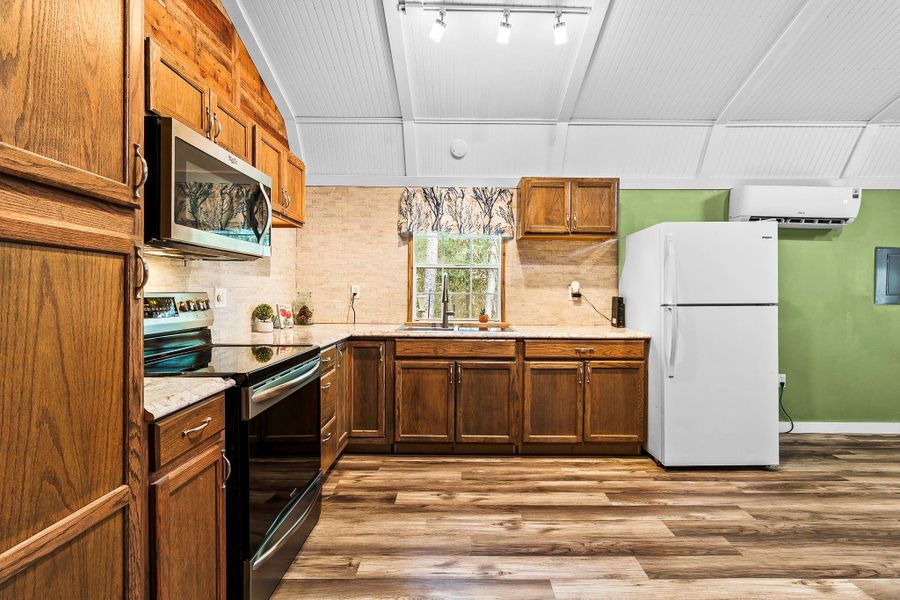 Kitchen Area - Refrigerator Conveys Kitchen Area - Refrigerator Conveys