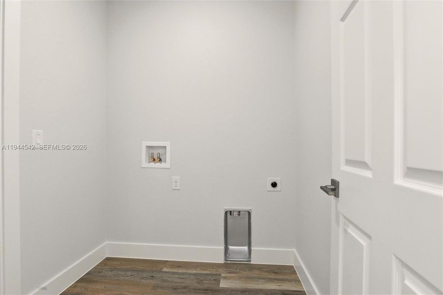 Spacious, unfurnished interior of a new home in , Sebring (Image 12).