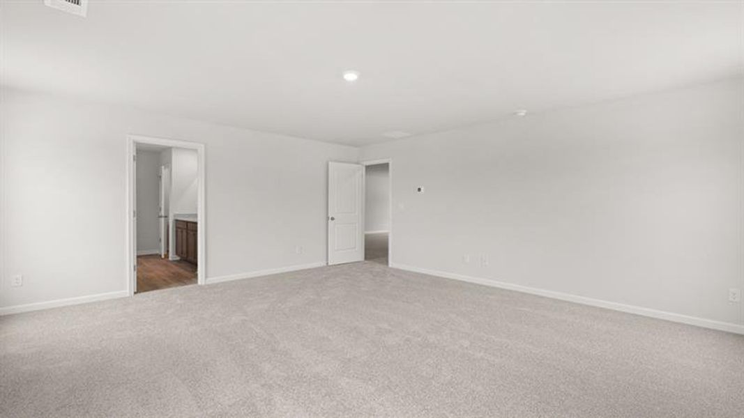 Spacious, unfurnished interior of a new home in , Dallas (Image 28).