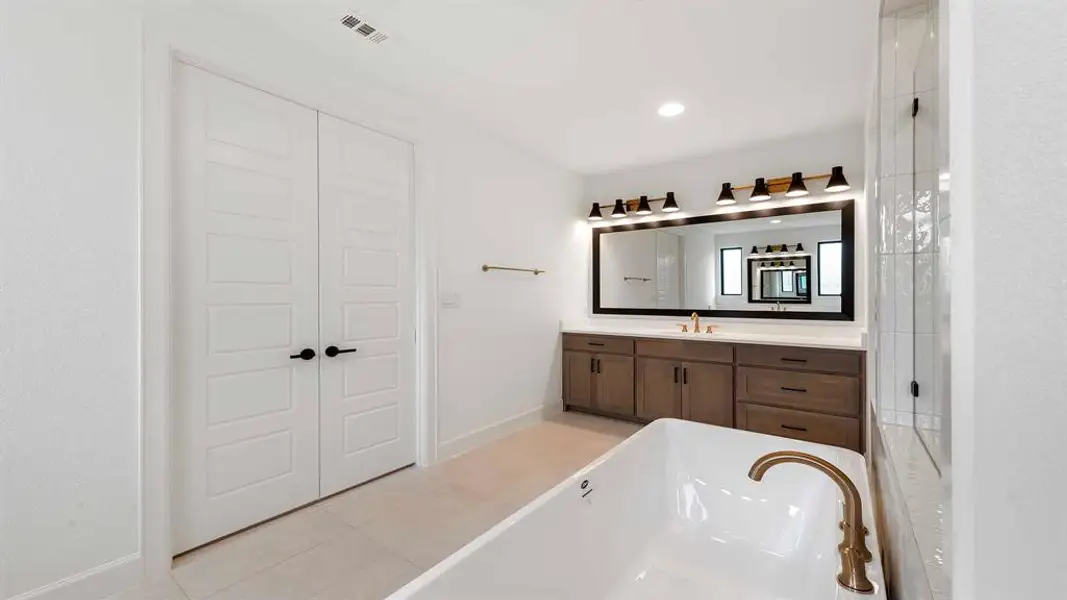 Furnished interior view inside a new home in Enchanted Creek, Lucas (Image 7).