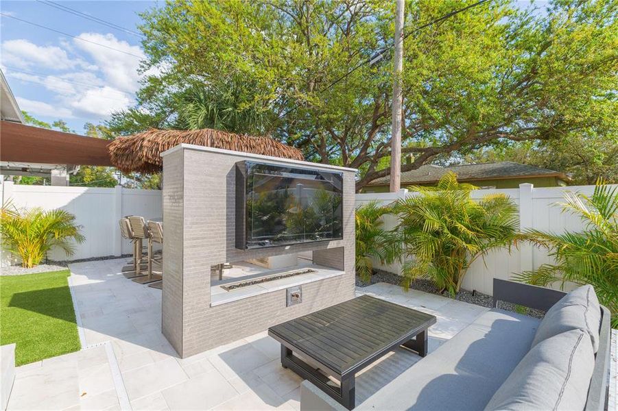 Exterior details and patio area of a home in , Tampa (Image 4).