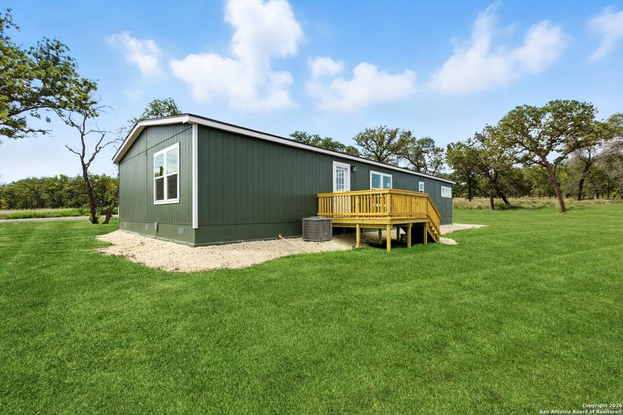 Exterior details and patio area of a home in , La Vernia (Image 3).