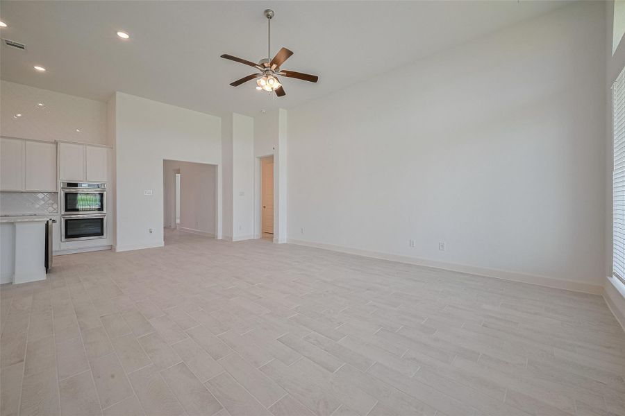 Spacious, unfurnished interior of a new home in Lago Mar, Texas City (Image 22).