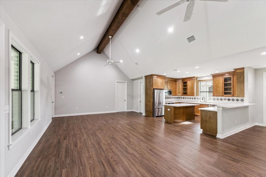 Spacious, unfurnished interior of a new home in , Fulshear (Image 19).