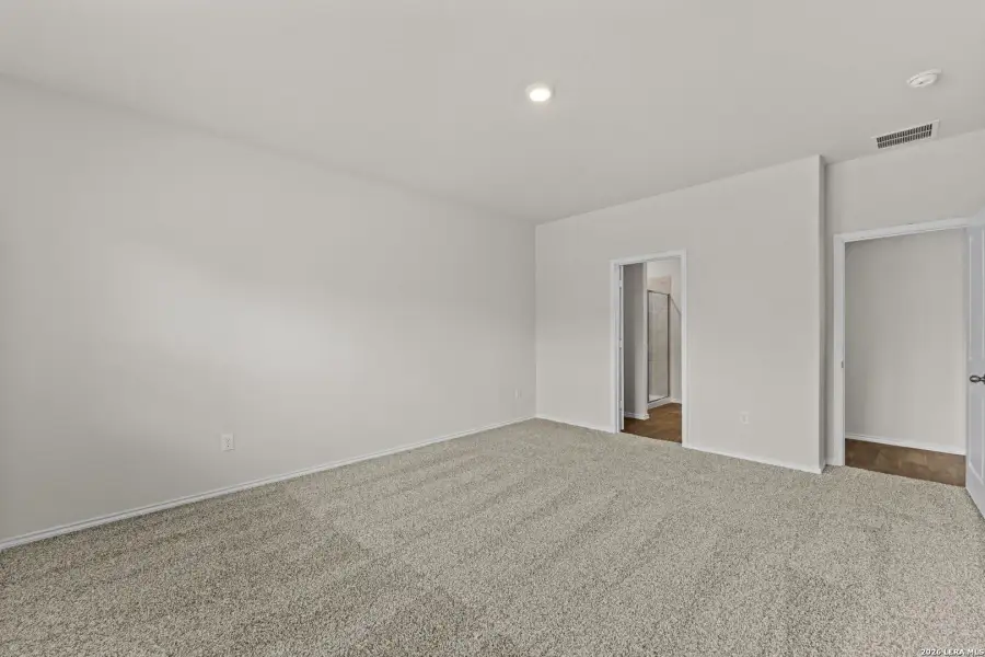 Spacious, unfurnished interior of a new home in Laurel Vistas, San Antonio (Image 27).