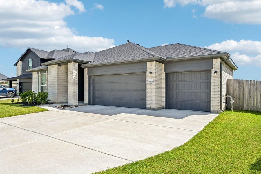 Front exterior of a new home in , Alvin, TX, highlighting curb appeal (Image 22). Front exterior of a new home in , Alvin, TX, highlighting curb appeal (Image 22).
