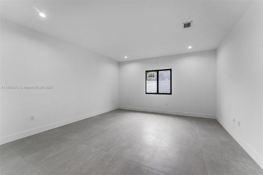 Spacious, unfurnished interior of a new home in , Miami (Image 15).