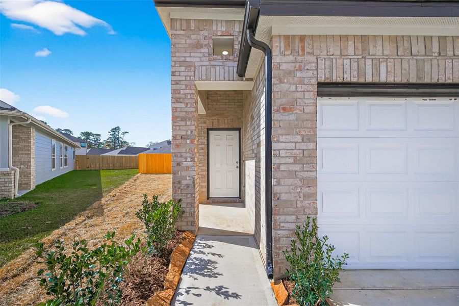 Exterior details and patio area of a home in Woodland Lakes, Houston (Image 24).