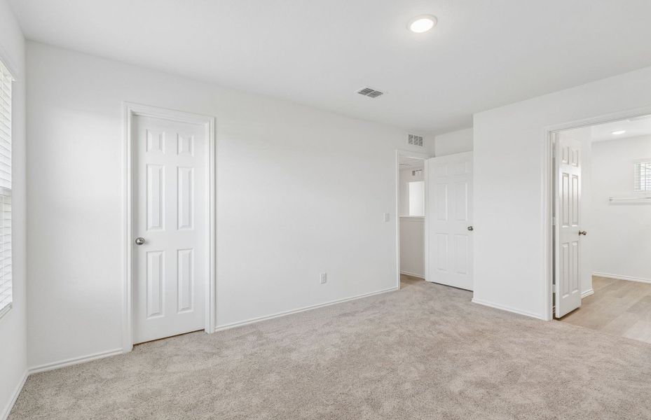 Representative unfurnished interior of a home built from the Comal by Centex in Cottonwood Creek, Howe (Image 19).