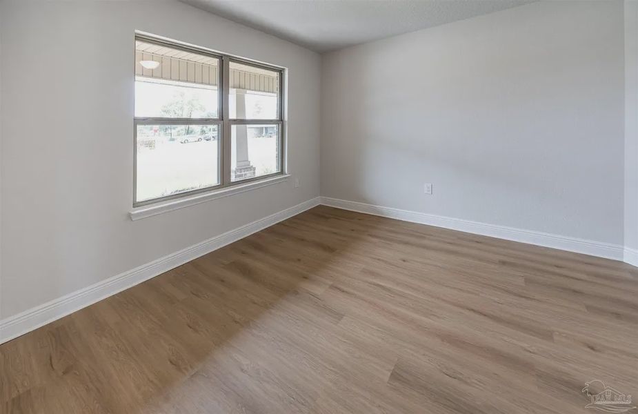 Spacious, unfurnished interior of a new home in Cedar Creek at Deerpoint Lake, Panama City (Image 11).