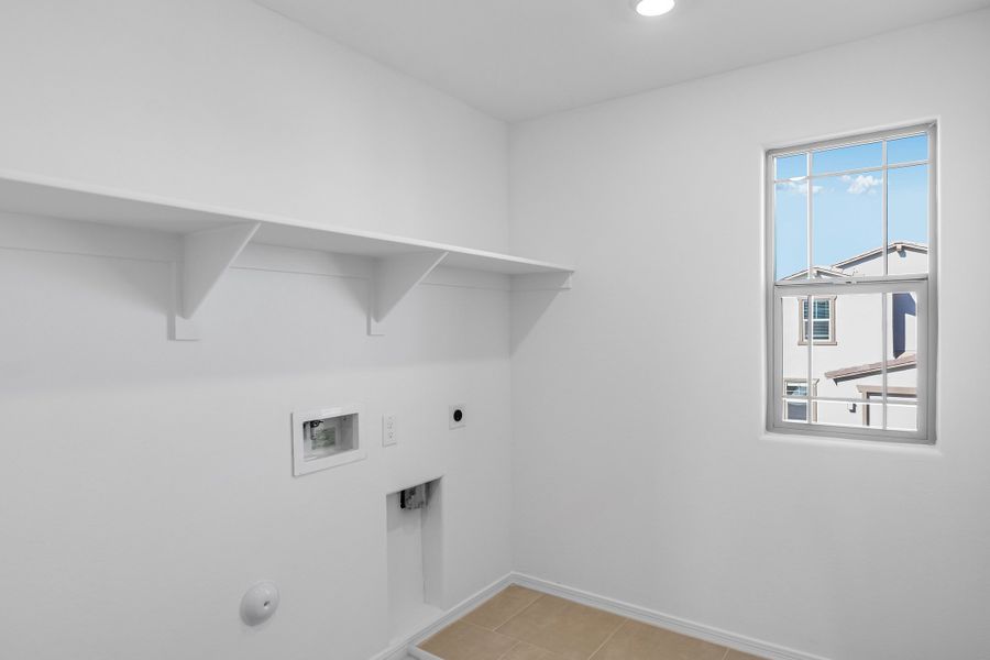 Spacious, unfurnished interior of a new home in Artisan at Asante Vista Collection, Surprise (Image 27).