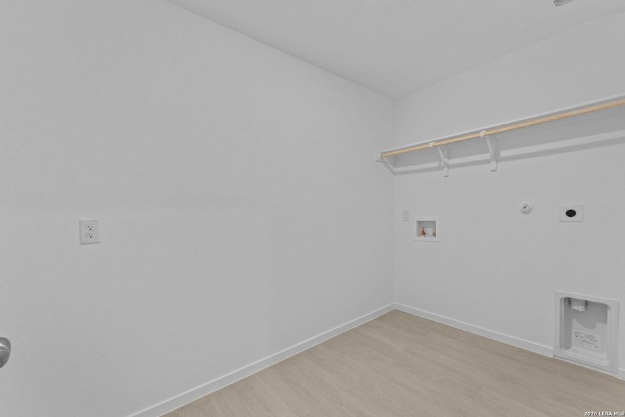 Spacious, unfurnished interior of a new home in Guadalupe Ridge, New Braunfels (Image 24).