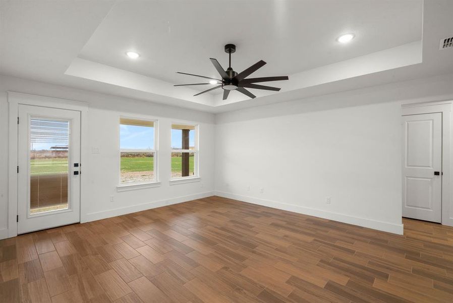 Spacious, unfurnished interior of a new home in , Lipan (Image 18).