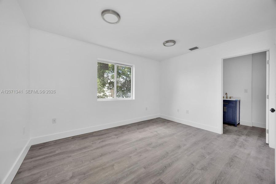 Spacious, unfurnished interior of a new home in , Miami (Image 18).