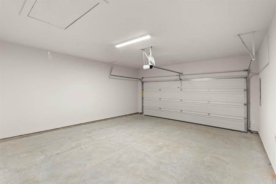 26. 644 Oakridge - Garage