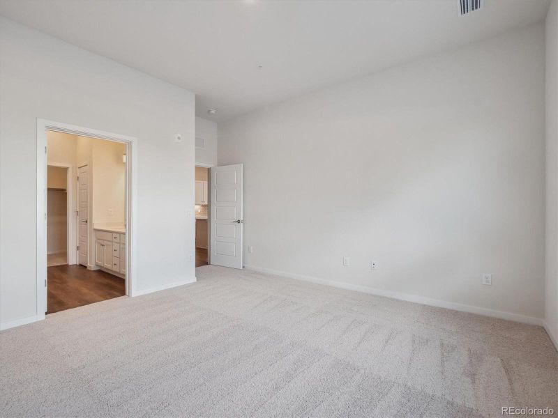 Spacious, unfurnished interior of a new home in Condo Collection at Grand Vue at Interlocken, Broomfield (Image 21).