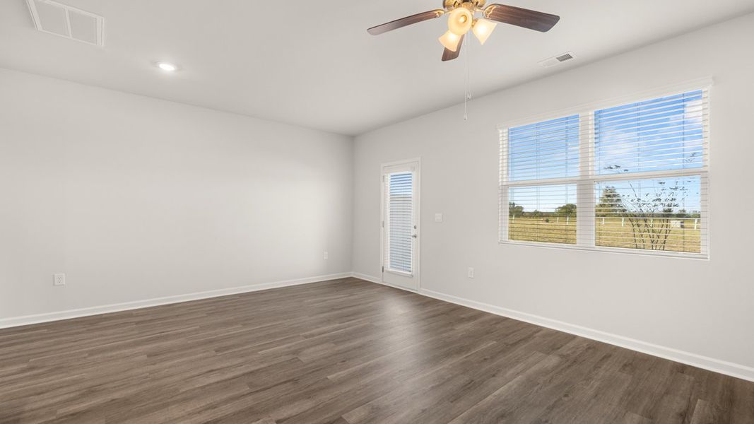 Spacious, unfurnished interior of a new home in Weatherstone, Grovetown (Image 17).