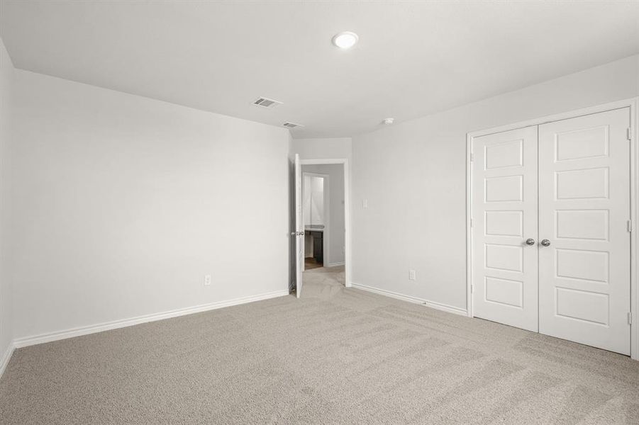 Spacious, unfurnished interior of a new home in Sycamore Landing, Fort Worth (Image 16).