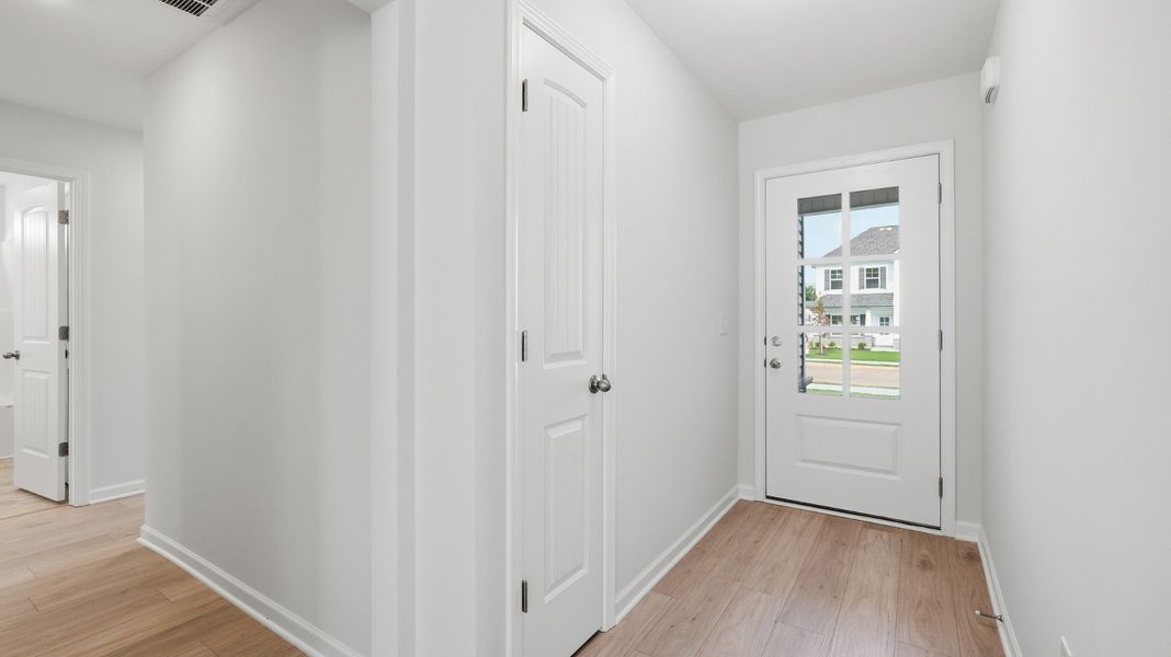 Spacious, unfurnished interior of a new home in Wheatfield, Shelbyville (Image 10).