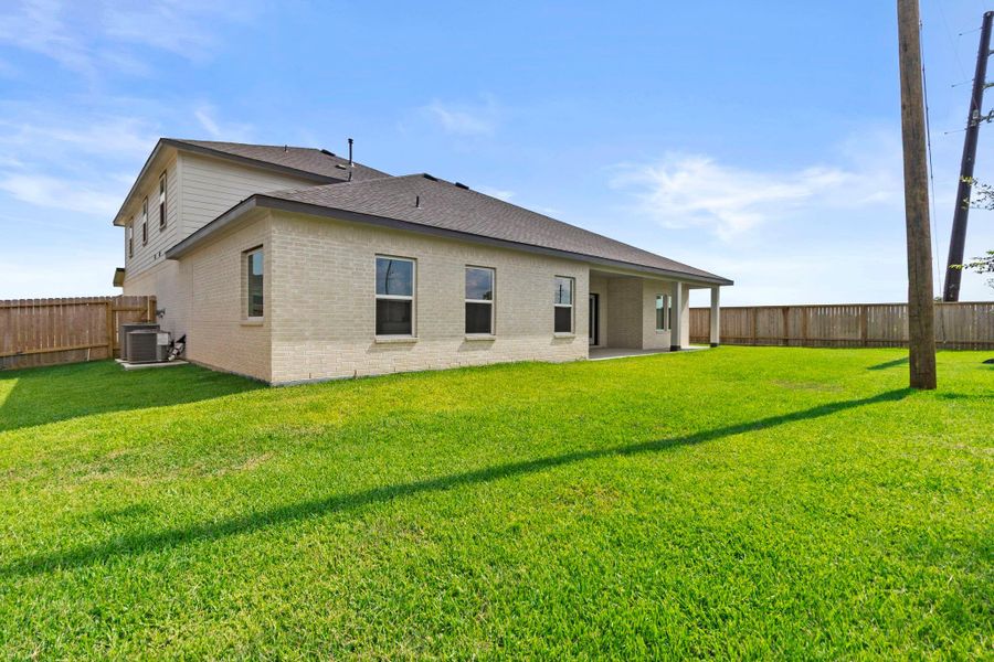Exterior details and patio area of a home in Riverside Estates, Mont Belvieu (Image 27).
