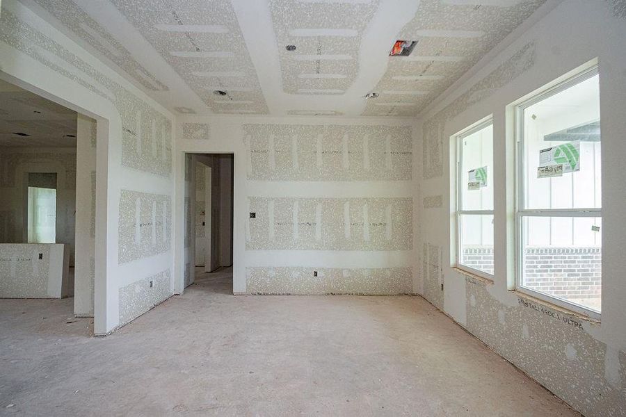 Bright, open room with large windows, ready for finishing touches, offering a blank canvas for customization. Bright, open room with large windows, ready for finishing touches, offering a blank canvas for customization.