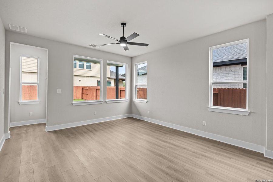Spacious, unfurnished interior of a new home in Stillwater Ranch, San Antonio (Image 10).