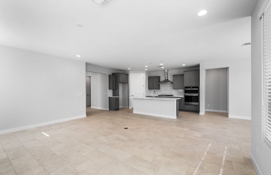 Spacious, unfurnished interior of a new home in Sun City Anthem at Merrill Ranch, Florence (Image 16).