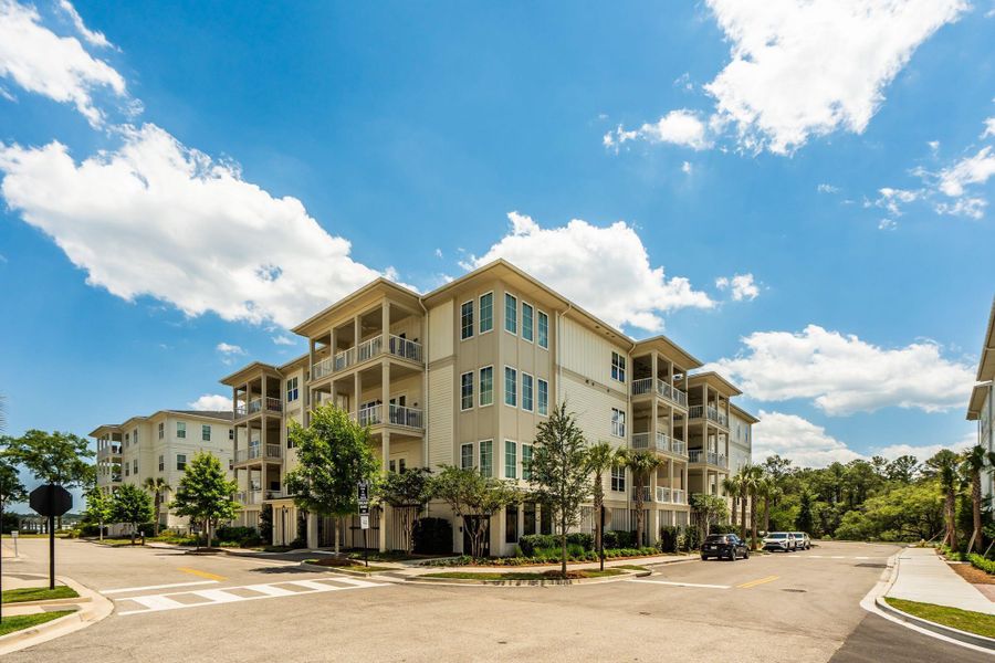 Condo located in Charleston, SC showcasing its design and architecture (Image 3).