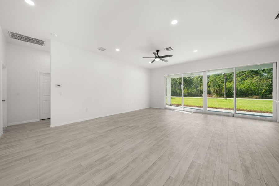 Spacious, unfurnished interior of a new home in , Lake Placid (Image 39).
