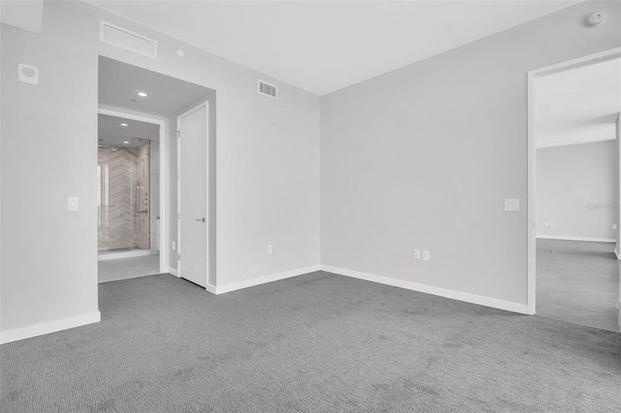 Spacious, unfurnished interior of a new home in , St. Petersburg (Image 51).