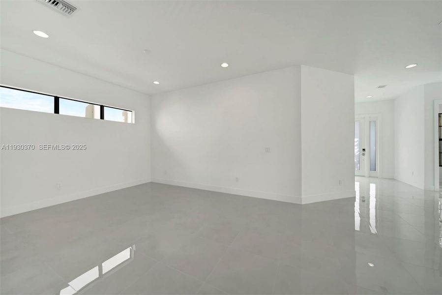 Spacious, unfurnished interior of a new home in Marina Landings, Fort Lauderdale (Image 59).